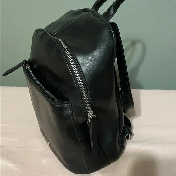 Reaction Kenneth Cole NWOT Black Vegan Leather Pebble Backpack Purse - Picture 5 of 10
